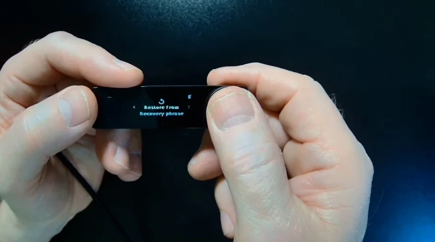 Ledger Nano X screen displaying the restore mode selection.