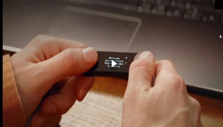 Ledger Nano X welcome screen requesting the user to press the right button to continue.