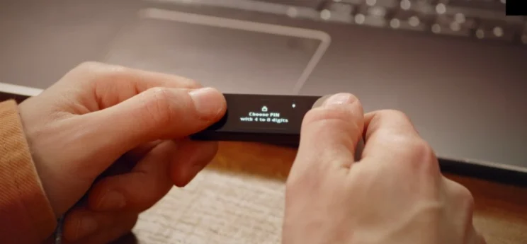 Ledger Nano X screen prompting the user to choose a 4 to 8 digit PIN.